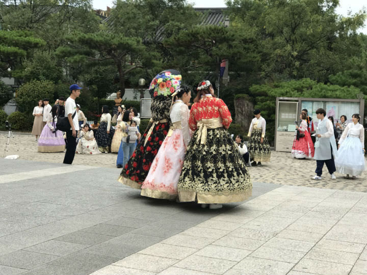 在合照的韩服小姐姐们