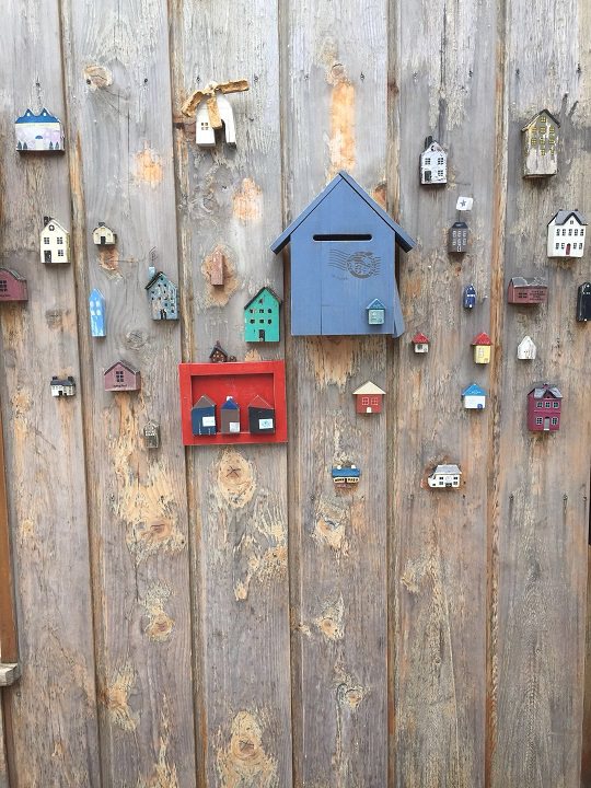 精心装饰的商店外墙壁