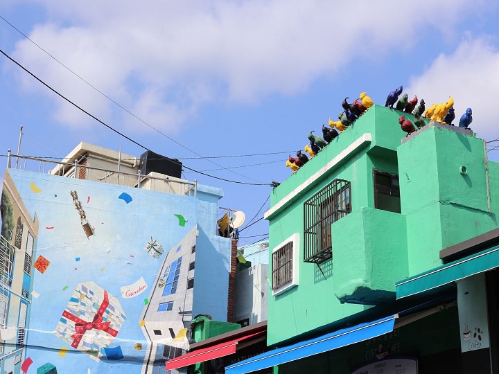 咖啡厅的屋顶,人面的鸟,诗意的怪诞