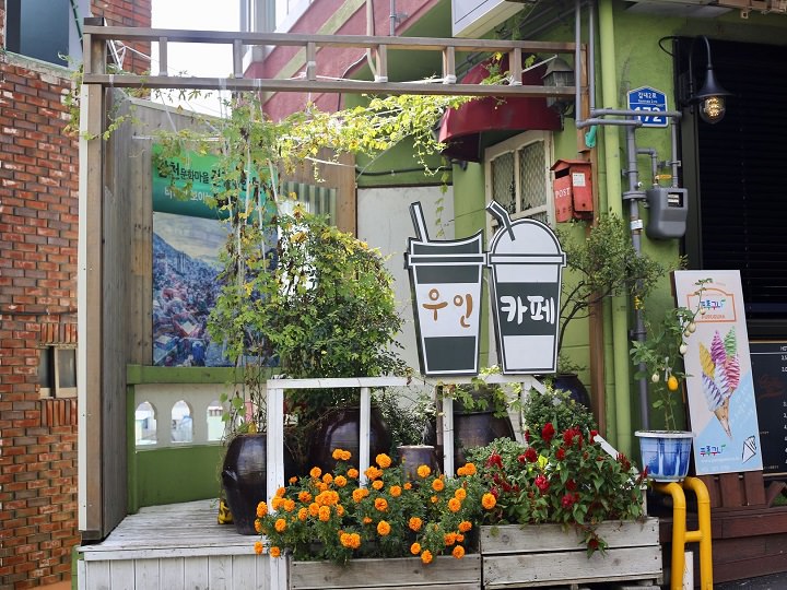 挂着花草的咖啡厅,生活在这里是慢的诗意的