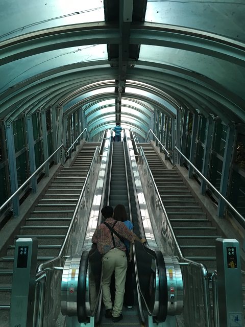 长长的户外电梯