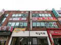 店铺位于建筑2层(照片左边)