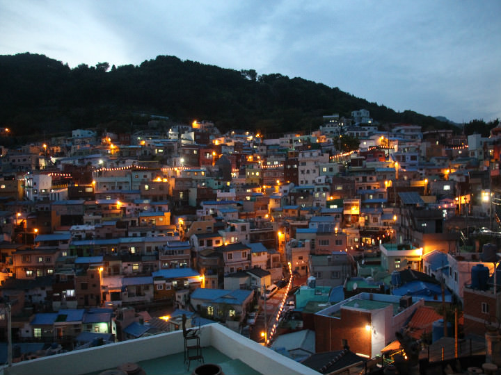 披上夜幕的甘川文化村