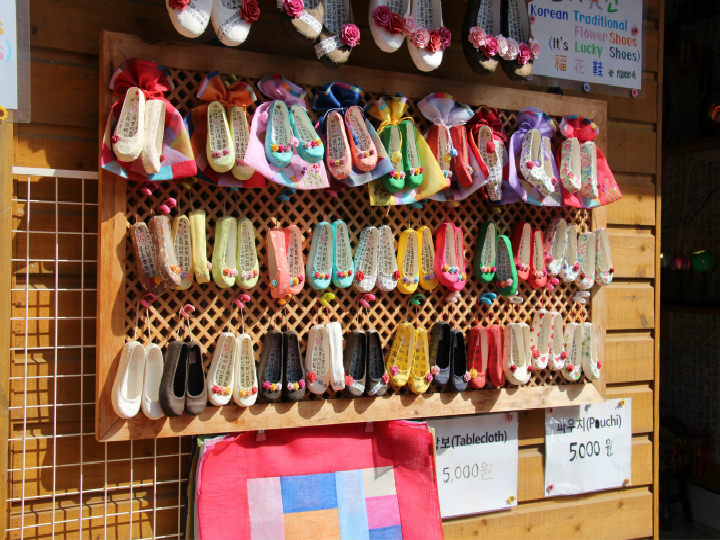 带着韩国传统设计的小鞋子~