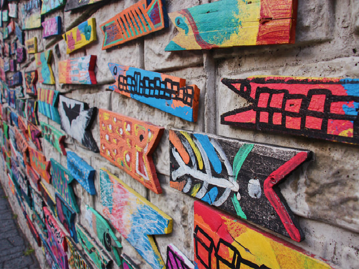 聚集着独特设计的风向标墙