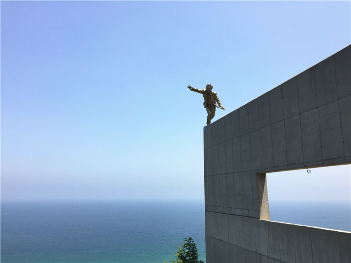 走在高处的男子