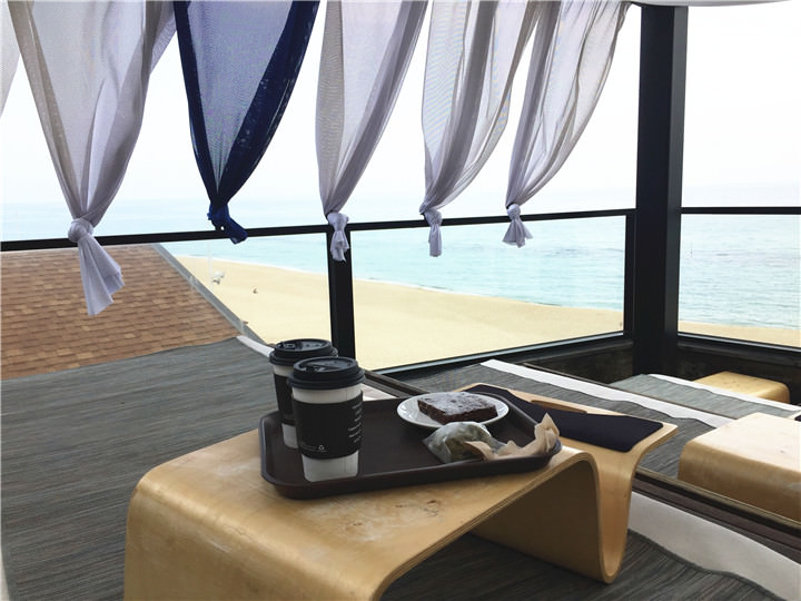 露天座椅边喝咖啡边欣赏大海