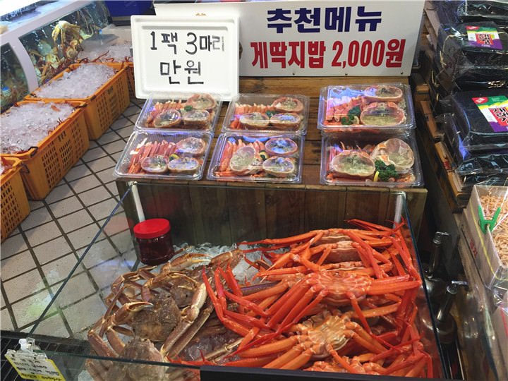 各种新鲜螃蟹等着大家