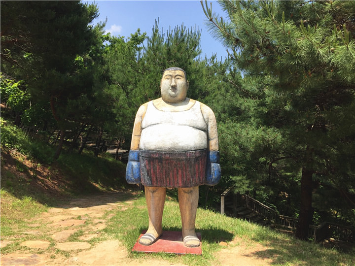 简单中的时尚男子??