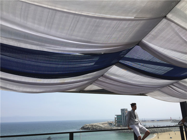 小编刚好遇上韩国网拍模特儿在拍照