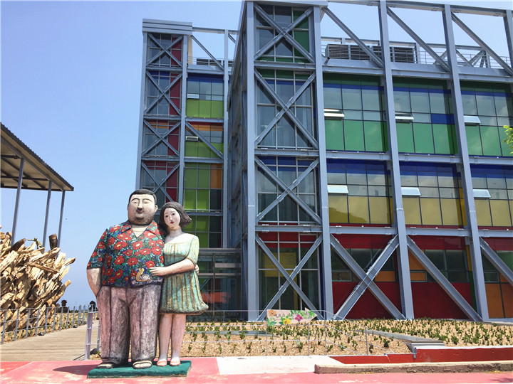 雕刻公园男女主角嘻嘻