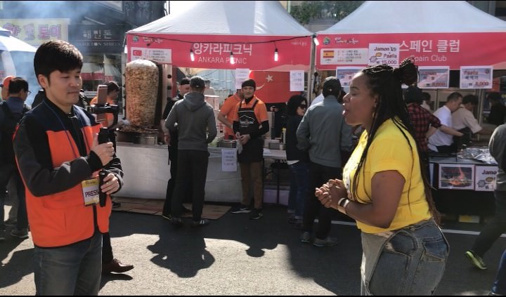 受邀介绍庆典的外国女生,说的是标准的韩语哦!