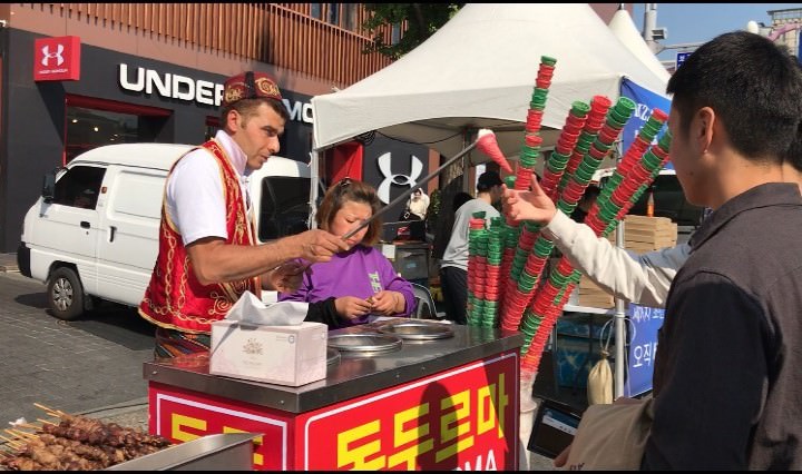 杂耍冰激凌?虽然没看懂好玩在哪里,哈哈