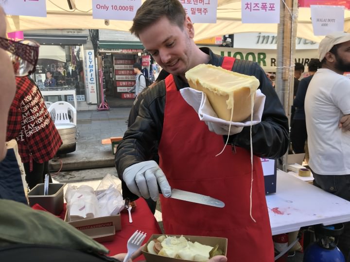 光看帅哥都顾不上吃了