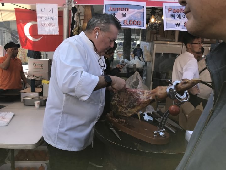 在嘈杂人群中忘我的切着火腿,有点帅气!!