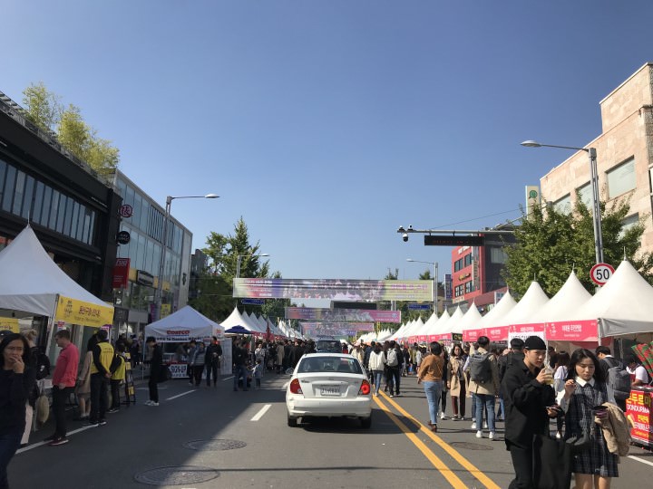 “世界美食街”每份小吃的价格在3,000~10,000韩元之间,只能用现金支付!