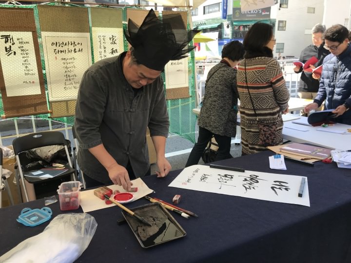 认真写书法的大叔