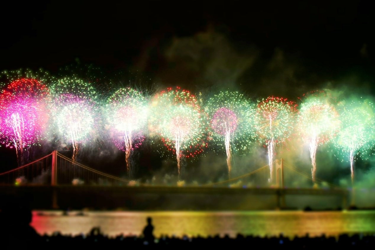 海面上升起的烟花