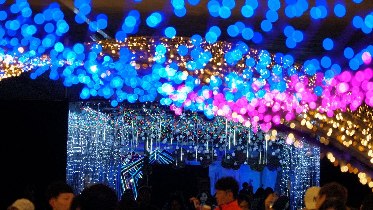 顶部被灯光所覆盖