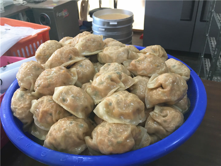 一堆饺子山好壮观