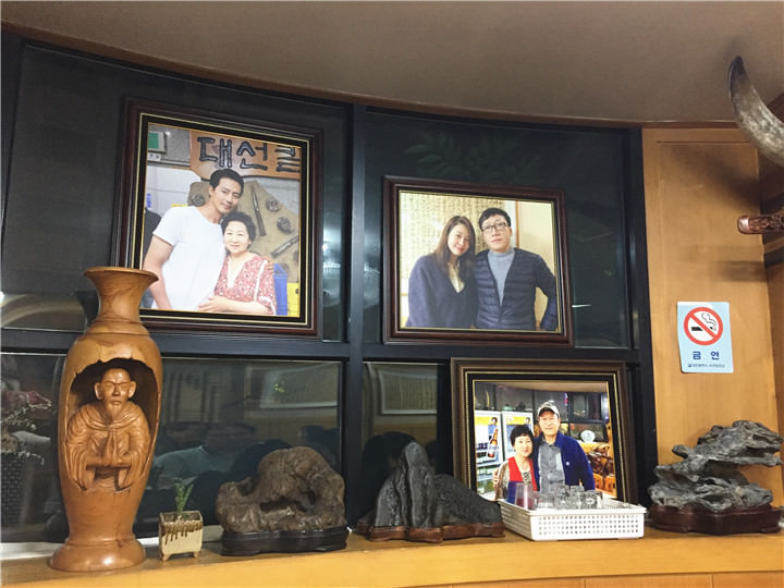 各大明星和店家老板娘合影