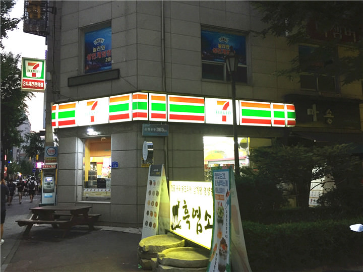 看到小7便利商店转进去