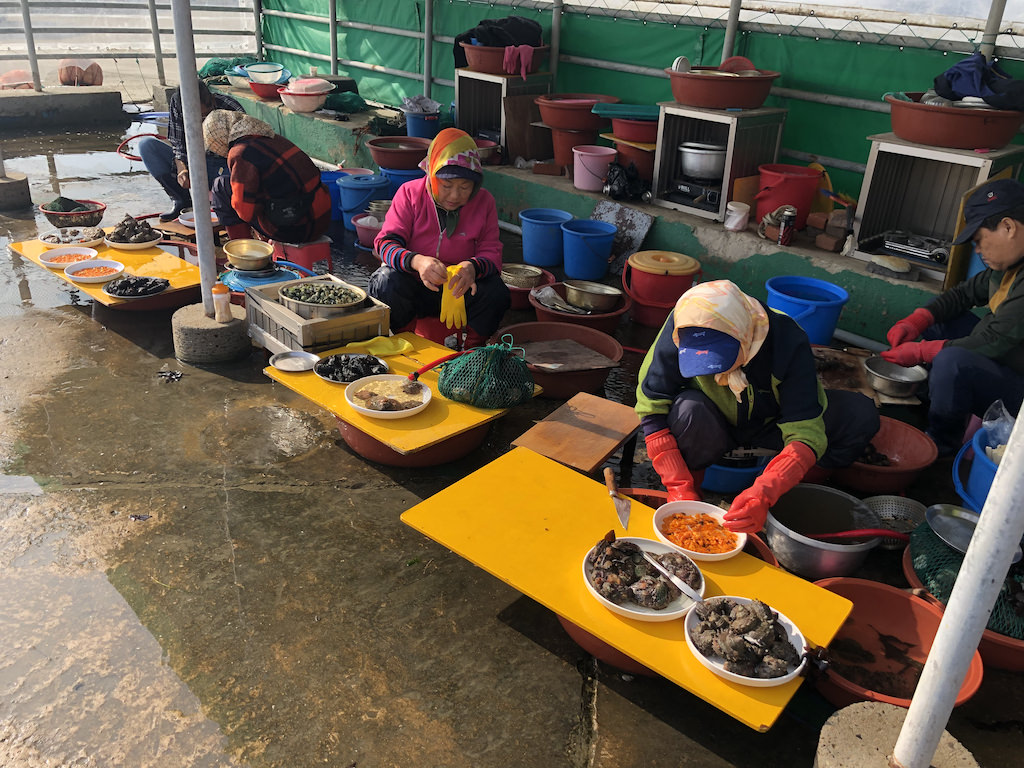 处理海鲜的阿姨们