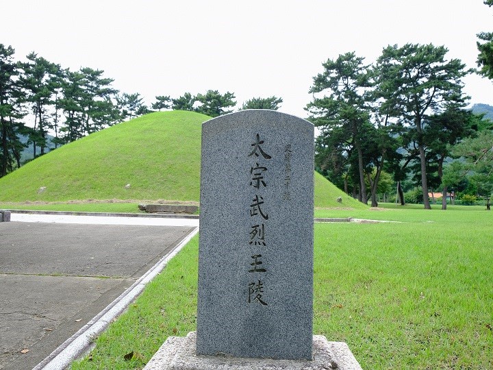 墓前立有识别身份石碑,这是为数不多的。