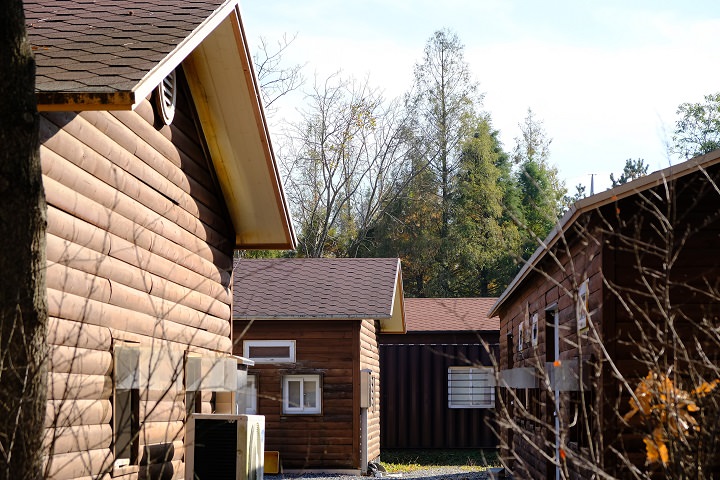 坐落在山林环境研究院的小木房子。