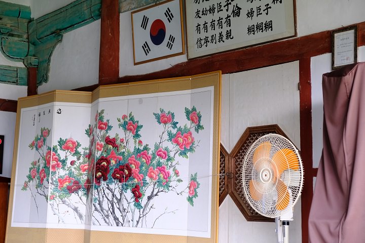 里屋布局也很儒雅,讲究