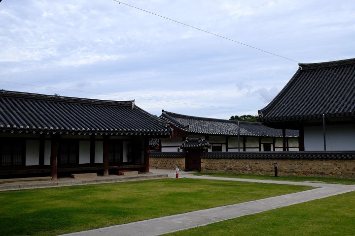 沿着小路去到不同的院落上课。