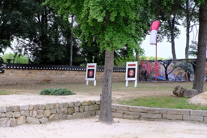 乡校后院设有射箭场地,供学生们练习箭术。