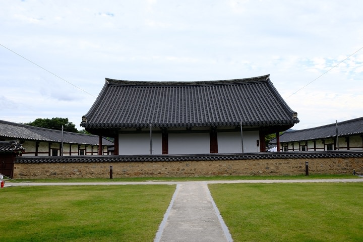 学校特别大,要走个10分钟才能把学校整个都观赏一遍。