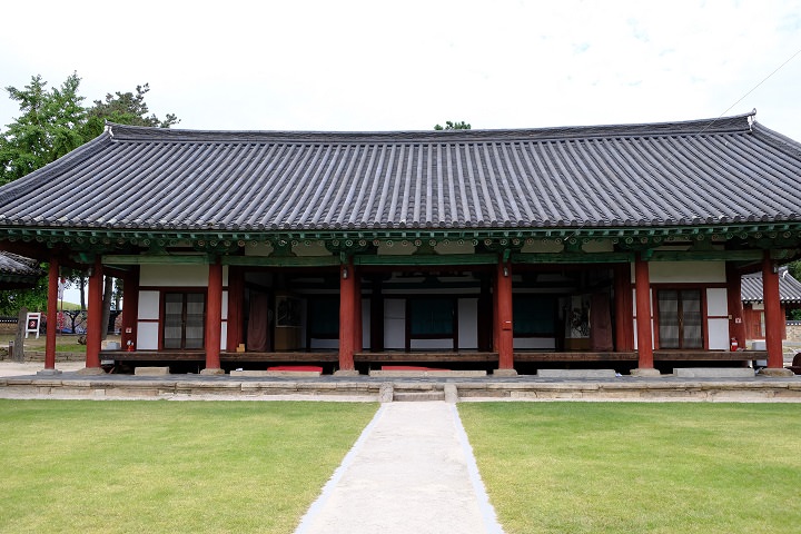 威严耸立的大殿。