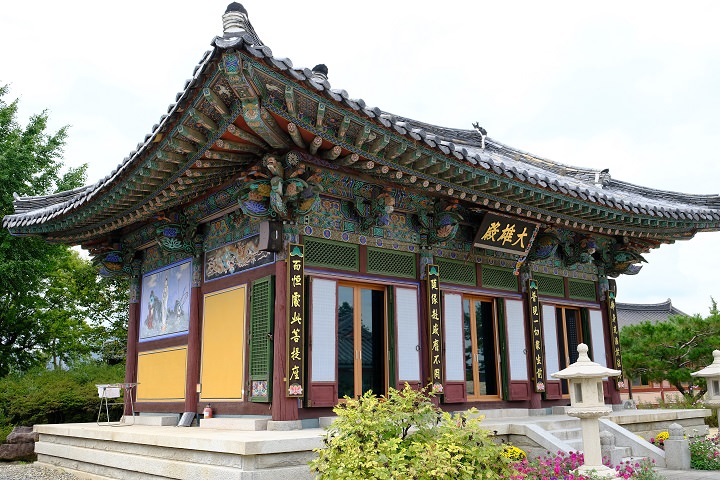 大雄殿内传出阵阵诵经敲打木鱼之声,游览其中心神宁静