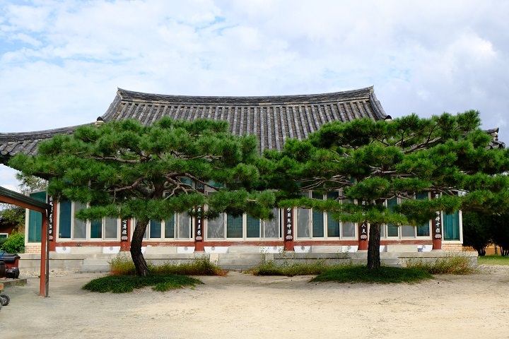 这是僧人精心修炼的地方,所以游览时请保持安静。