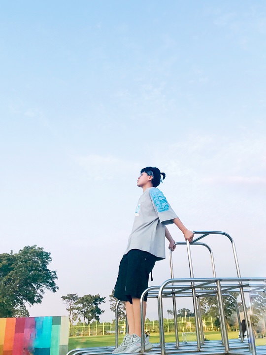 小学内器材摆拍