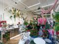 店内被各种鲜花装饰，随着季节不同还会更换花
