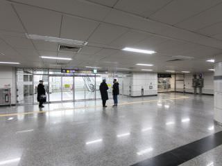 请进地铁1号出口右边的门