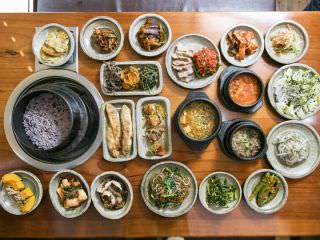 “木廊台饭桌”是一家可以品尝到很多小菜的韩定食餐厅