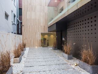 入口面向林荫道