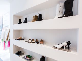 除了服饰以外，还有鞋子和包类商品