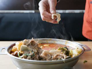 店员会在客人面前现场撕面疙瘩