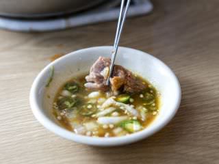 记得蘸着秘制酱料吃肉