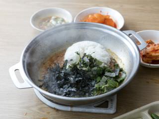 炒饭也是店员在客人面前现做