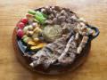 招牌菜“一盘烤肉”里面有三种肉和烤的蔬菜