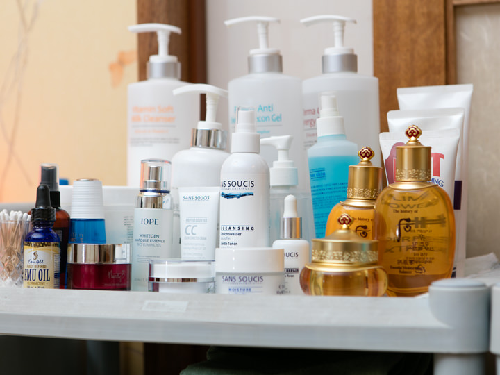 店内所使用的化妆品为瑞士,法国制造的美容用化妆品系列