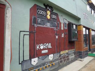 墙上还有KORAIL火车壁画
