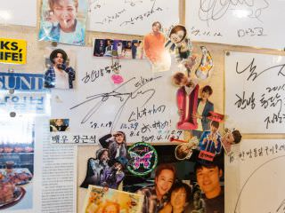 众多韩国明星慕名前去