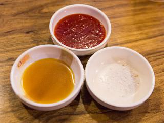 甜辣酱、盐、芥末酱